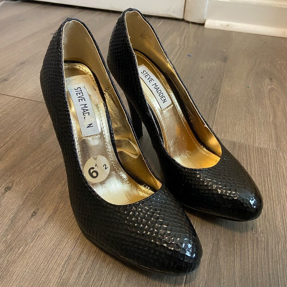 Steve Madden Black Textured Pumps